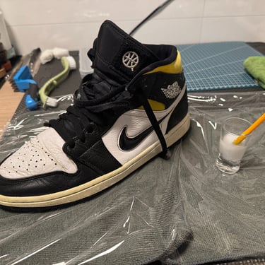 KicksReboot performed an unyellowing procedure on the midsoles of the Jordan 1 Quai 54, photo taken during the process