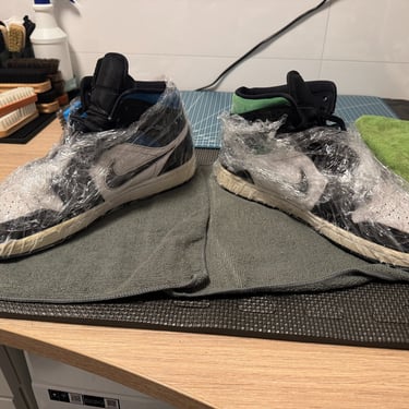 KicksReboot performed an unyellowing procedure on the midsoles of the Jordan 1 Quai 54, photo taken during the process