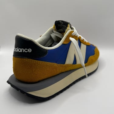 KicksReboot did a basic cleaning of New Balance 237 shoes, they were in good condition, photo taken after the process