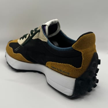 KicksReboot carried out a basic cleaning of New Balance 327 shoes, photo taken after the process