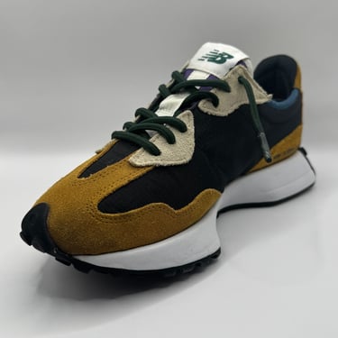 KicksReboot carried out a basic cleaning of New Balance 327 shoes, photo taken after the process