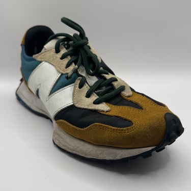 KicksReboot carried out a basic cleaning of New Balance 327 shoes, photo taken before the process