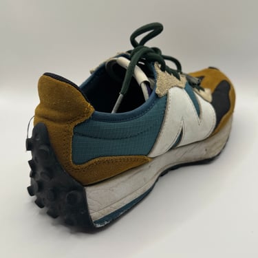 KicksReboot carried out a basic cleaning of New Balance 327 shoes, photo taken before the process
