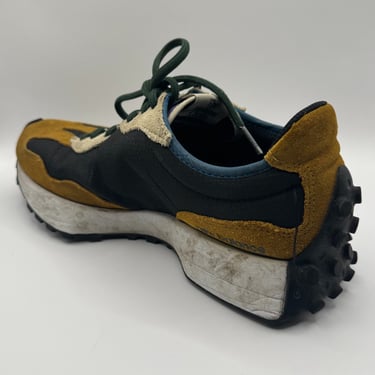 KicksReboot carried out a basic cleaning of New Balance 327 shoes, photo taken before the process