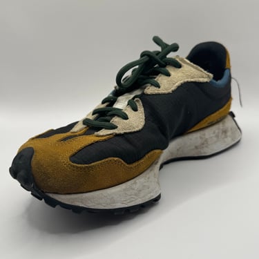 KicksReboot carried out a basic cleaning of New Balance 327 shoes, photo taken before the process