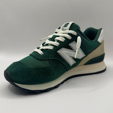 KicksReboot did a basic cleaning of New Balance 574 shoes, they were in good condition, photo taken after the process
