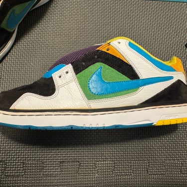KicksReboot carried out a renovation of Nike 6 Zoon Oncore, dyeing of suede, the photo was taken during the process
