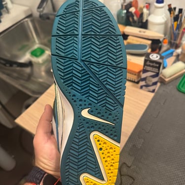 KicksReboot carried out a renovation of Nike 6 Zoon Oncore, dyeing of suede, the photo was taken during the process