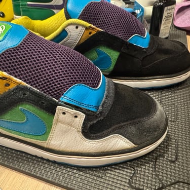 KicksReboot carried out a renovation of Nike 6 Zoon Oncore, dyeing of suede, the photo was taken during the process