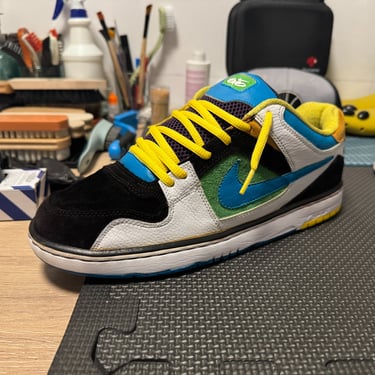 KicksReboot carried out a renovation of Nike 6 Zoon Oncore, dyeing of suede, the photo was taken during the process