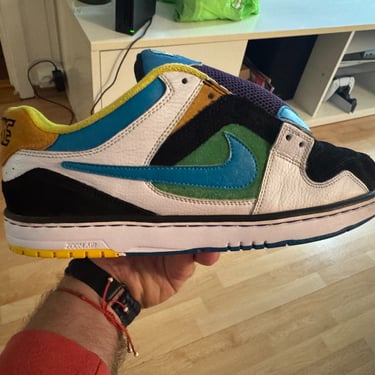 KicksReboot carried out a renovation of Nike 6 Zoon Oncore, dyeing of suede, the photo was taken during the process