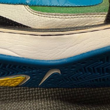 KicksReboot carried out a renovation of Nike 6 Zoon Oncore, dyeing of suede, the photo was taken during the process