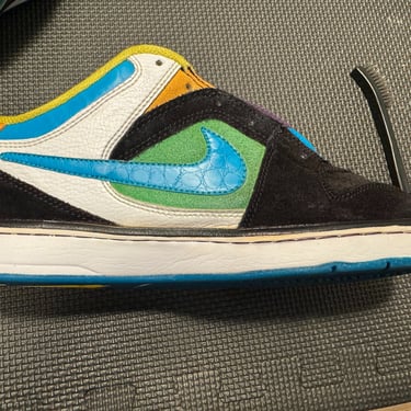 KicksReboot carried out a renovation of Nike 6 Zoon Oncore, dyeing of suede, the photo was taken during the process