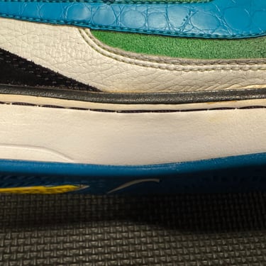 KicksReboot carried out a renovation of Nike 6 Zoon Oncore, dyeing of suede, the photo was taken during the process