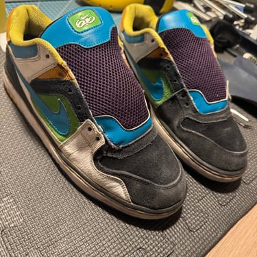 KicksReboot carried out a renovation of Nike 6 Zoon Oncore, dyeing of suede, the photo was taken during the process