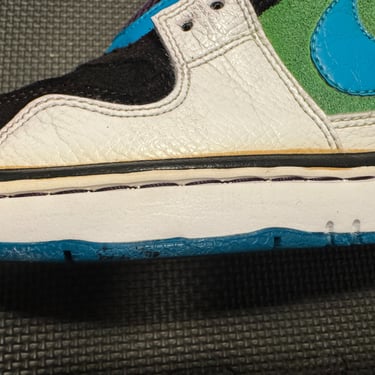KicksReboot carried out a renovation of Nike 6 Zoon Oncore, dyeing of suede, the photo was taken during the process