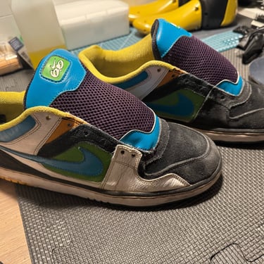 KicksReboot carried out a renovation of Nike 6 Zoon Oncore, dyeing of suede, the photo was taken during the process