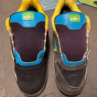 KicksReboot carried out a renovation of Nike 6 Zoon Oncore, dyeing of suede, the photo was taken during the process