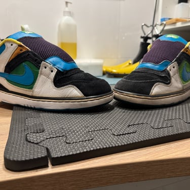 KicksReboot carried out a renovation of Nike 6 Zoon Oncore, dyeing of suede, the photo was taken during the process