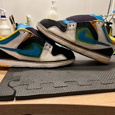 KicksReboot carried out a renovation of Nike 6 Zoon Oncore, dyeing of suede, the photo was taken during the process