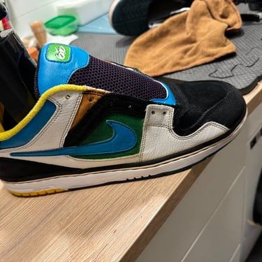 KicksReboot carried out a renovation of Nike 6 Zoon Oncore, dyeing of suede, the photo was taken during the process