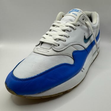 KicksReboot did a deep renovation of Nike Air Max 1 Jewel, repainting the upper and midsole, photo taken after the process