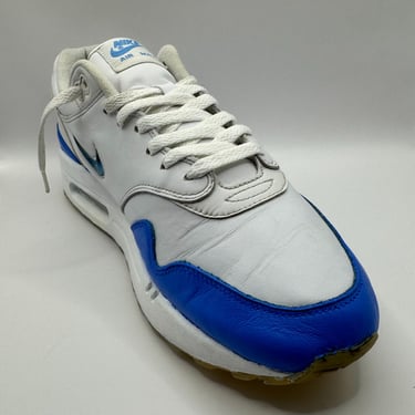 KicksReboot did a deep renovation of Nike Air Max 1 Jewel, repainting the upper and midsole, photo taken after the process