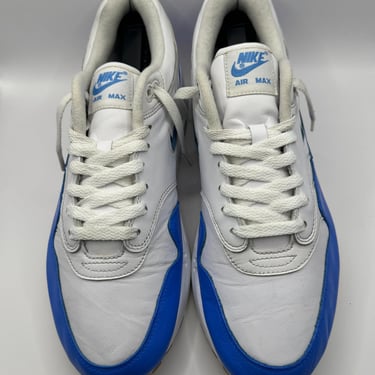 KicksReboot did a deep renovation of Nike Air Max 1 Jewel, repainting the upper and midsole, photo taken after the process