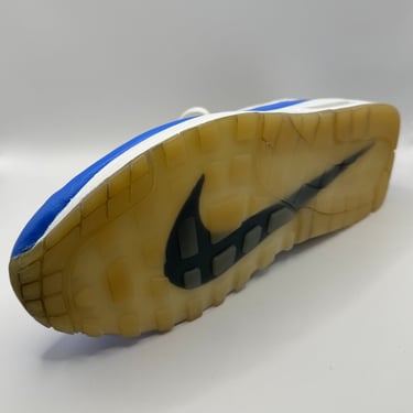 KicksReboot did a deep renovation of Nike Air Max 1 Jewel, repainting the upper and midsole, photo taken after the process