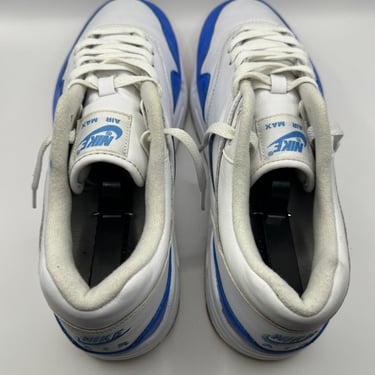 KicksReboot did a deep renovation of Nike Air Max 1 Jewel, repainting the upper and midsole, photo taken after the process