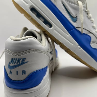 KicksReboot did a deep renovation of Nike Air Max 1 Jewel, repainting the upper and midsole, photo taken after the process