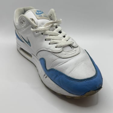 KicksReboot did a deep renovation of Nike Air Max 1 Jewel, repainting the upper and midsole, photo taken before the process