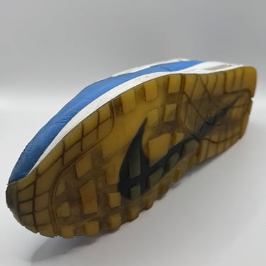 KicksReboot did a deep renovation of Nike Air Max 1 Jewel, repainting the upper and midsole, photo taken before the process