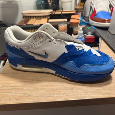 KicksReboot did a deep renovation of Nike Air Max 1 Jewel, repainting the upper and midsole, photo taken during the process