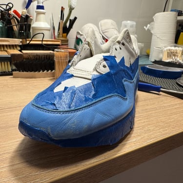 KicksReboot did a deep renovation of Nike Air Max 1 Jewel, repainting the upper and midsole, photo taken during the process