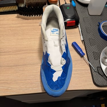 KicksReboot did a deep renovation of Nike Air Max 1 Jewel, repainting the upper and midsole, photo taken during the process