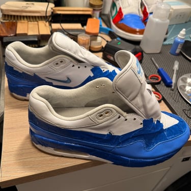 KicksReboot did a deep renovation of Nike Air Max 1 Jewel, repainting the upper and midsole, photo taken during the process