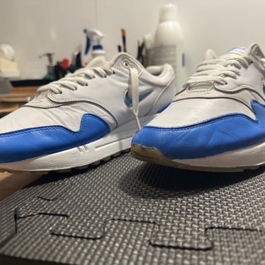 KicksReboot did a deep renovation of Nike Air Max 1 Jewel, repainting the upper and midsole, photo taken during the process