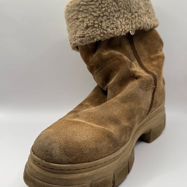 KicksReboot did a deep cleaning of Tommy Hilfiger suede shoes, photo taken before the process