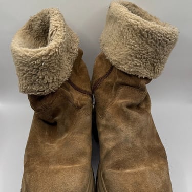KicksReboot did a deep cleaning of Tommy Hilfiger suede shoes, photo taken before the process