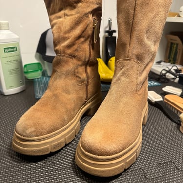 KicksReboot did a deep cleaning of Tommy Hilfiger suede shoes, photo taken during the process