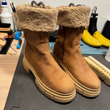 KicksReboot did a deep cleaning of Tommy Hilfiger suede shoes, photo taken during the process