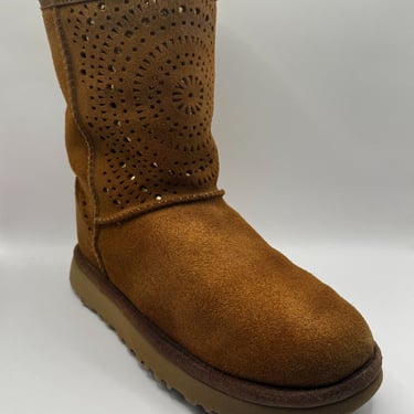 KicksReboot did a basic cleaning of the UGG Classic suede boots, they were in good condition, photo taken after the process