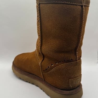 KicksReboot did a basic cleaning of the UGG Classic suede boots, they were in good condition, photo taken after the process