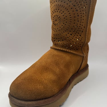 KicksReboot did a basic cleaning of the UGG Classic suede boots, they were in good condition, photo taken after the process