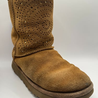 KicksReboot did a basic cleaning of the UGG Classic suede boots, they were in good condition, photo taken before the process