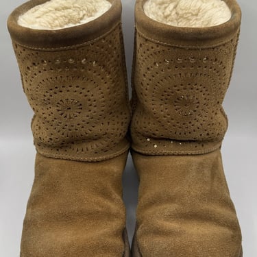 KicksReboot did a basic cleaning of the UGG Classic suede boots, they were in good condition, photo taken before the process
