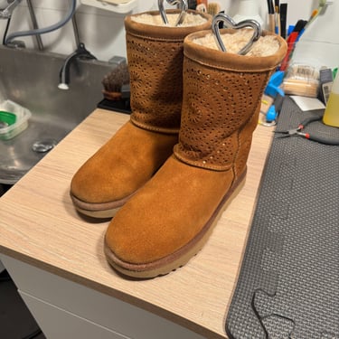 KicksReboot did a basic cleaning of the UGG Classic suede boots, they were in good condition, photo taken during the process