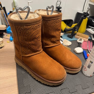 KicksReboot did a basic cleaning of the UGG Classic suede boots, they were in good condition, photo taken during the process