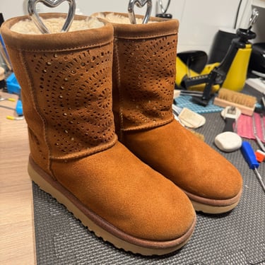 KicksReboot did a basic cleaning of the UGG Classic suede boots, they were in good condition, photo taken during the process